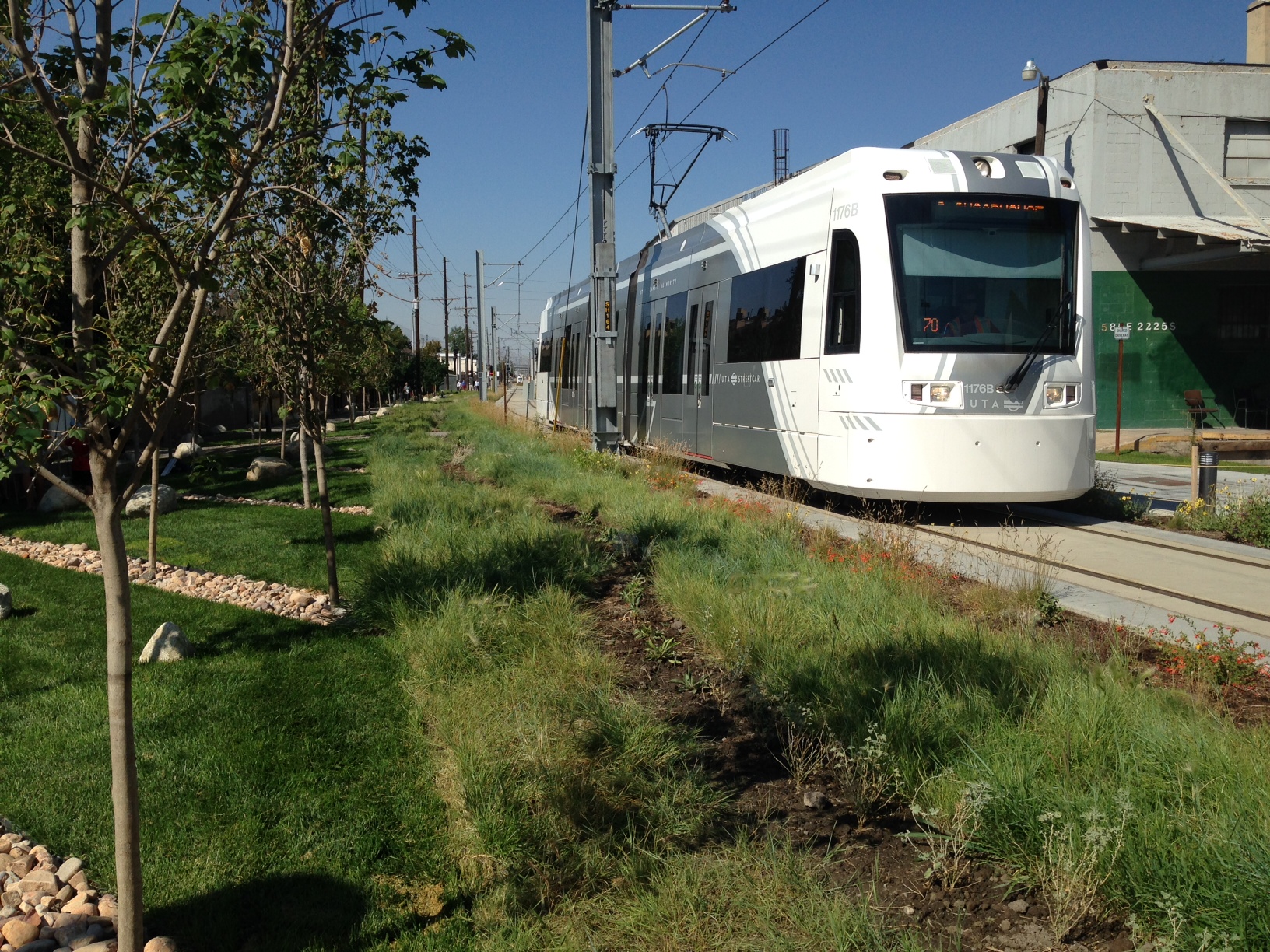 An S-Line streetcar passes due east near the 600 E crossing on September 19, 2014.